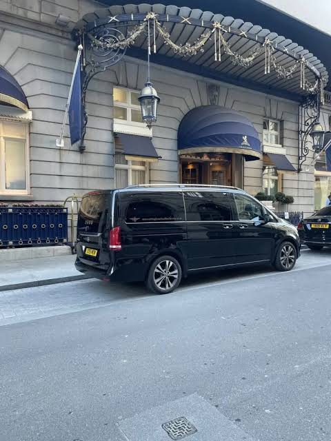 Executive vehicle interior for office travel